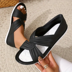 Flache Sandalen mit gekreuzten Riemen und Knoten