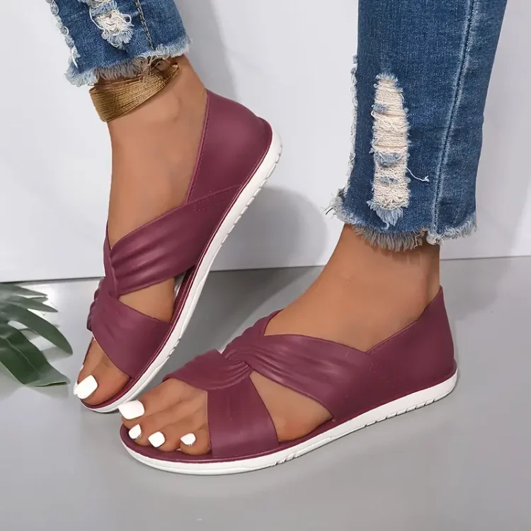 Flache Sandalen mit gekreuzten Riemen und Knoten