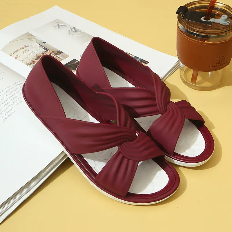 Flache Sandalen mit gekreuzten Riemen und Knoten