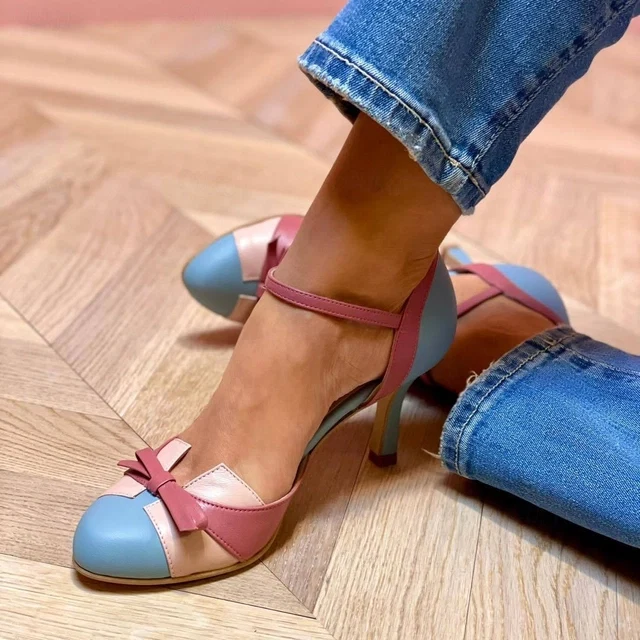 Scarpe Décolleté Donna Bicolore con Tacco Medio Rocchetto, Fiocco Frontale, Punta Tonda e Cinturino Caviglia
