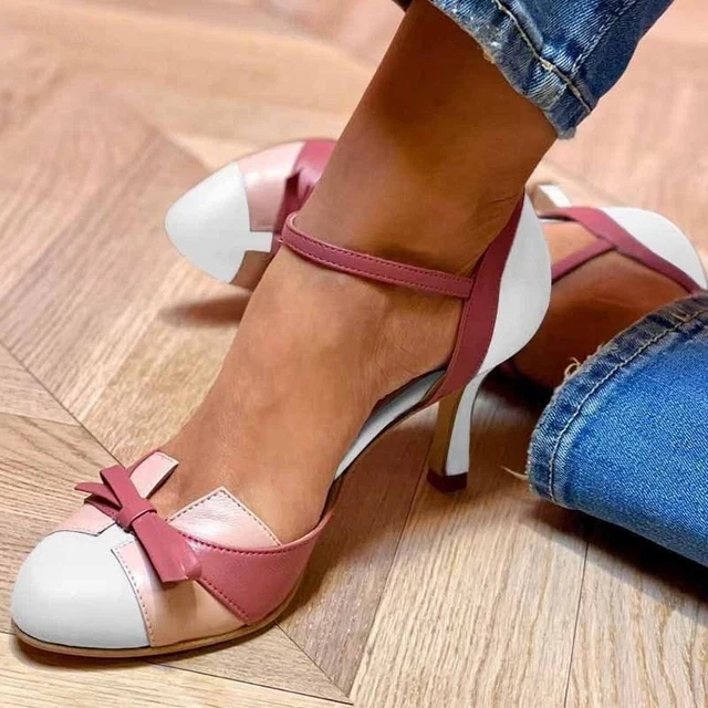 Scarpe Décolleté Donna Bicolore con Tacco Medio Rocchetto, Fiocco Frontale, Punta Tonda e Cinturino Caviglia