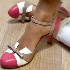 Scarpe Décolleté Donna Bicolore con Tacco Medio Rocchetto, Fiocco Frontale, Punta Tonda e Cinturino Caviglia