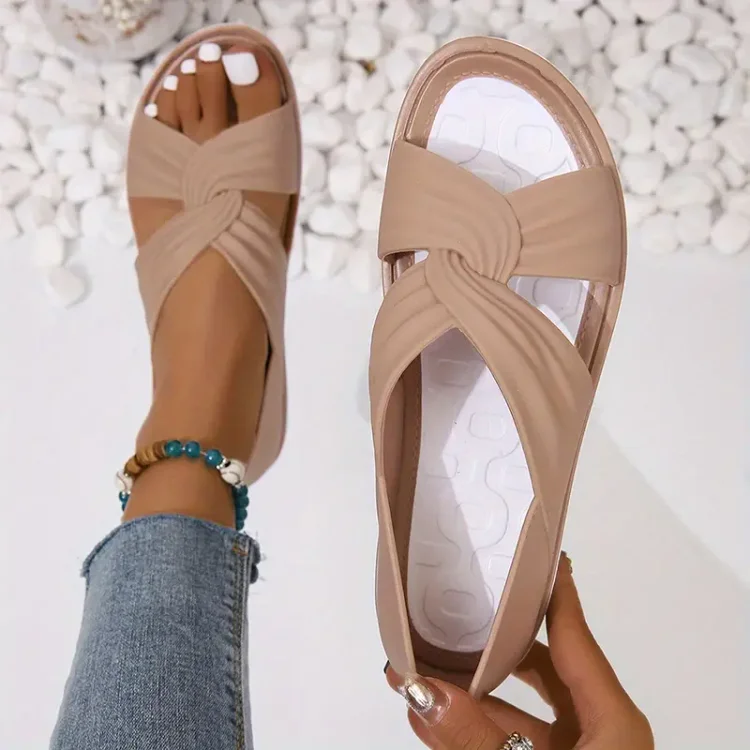 Flache Sandalen mit gekreuzten Riemen und Knoten