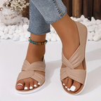Flache Sandalen mit gekreuzten Riemen und Knoten